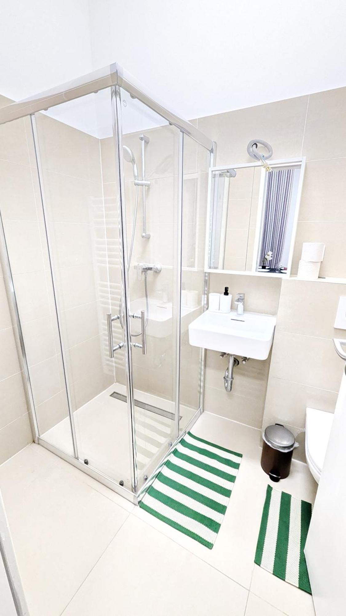 Spacious In A Lively Area Wien